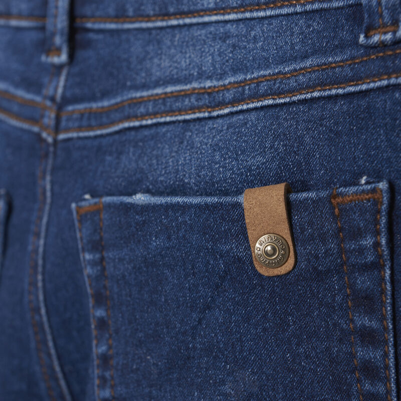 Die Jeans Denim ist geraden geschnitten und hat einen coolen Used-Look. Sehr angenehmen Tragekomfort- Material: 80% Baumwolle / 1% Elastan / 19% Polyester