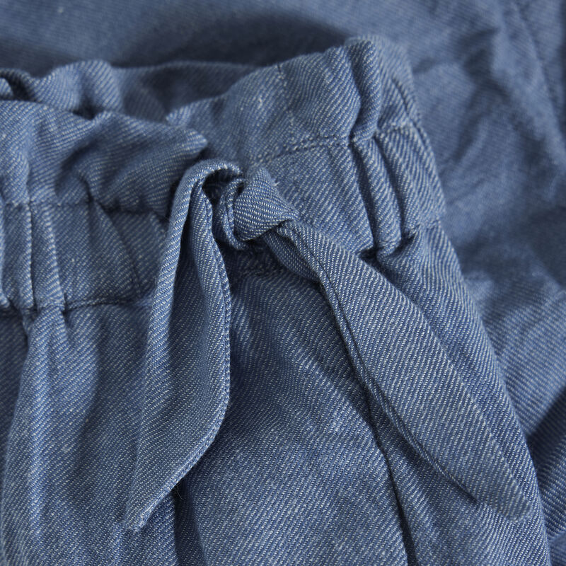 Die Jeans-Shorts hat ein angenehm breites Bündchen und seitlich eine Schleife angebracht. Ein toller Basicartikel für jeden Anlass. 