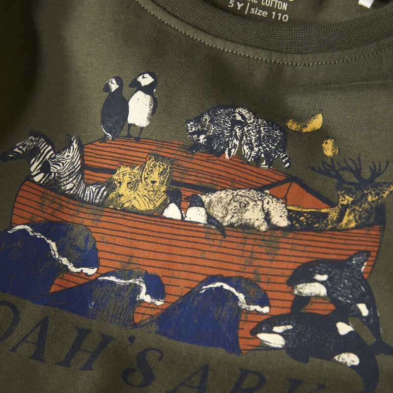 Das Shirt hat eine Arche Noah auf der Brust aufgedruckt mit verschiedenen Tieren. Der Schriftzug " Noah´s Ark " ist unter dem Aufdruck zu finden.