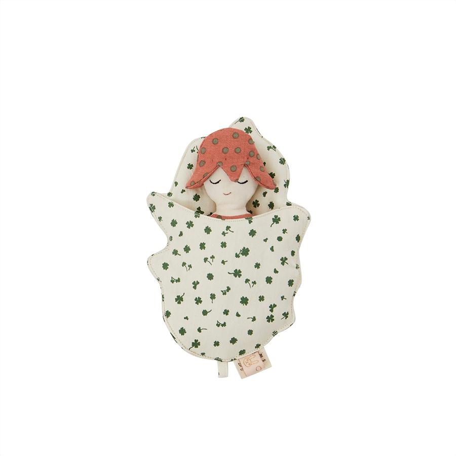 Ella ist eine süße kleine Elfe, die sicher in ihrem Schlafsack schläft. Ella ist immer bereit für stundenlangen Spaß und Spiel. Ella die Elfe ist aus Bio-Baumwolle gefertigt, mit feinstem OYOY Liberty Druck. Verwenden Sie Ella the Elf als perfekte Geschenkidee für die Kleinen.