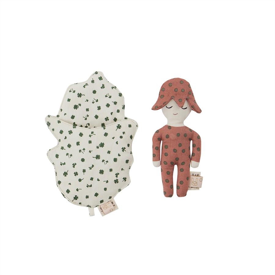 Ella ist eine süße kleine Elfe, die sicher in ihrem Schlafsack schläft. Ella ist immer bereit für stundenlangen Spaß und Spiel. Ella die Elfe ist aus Bio-Baumwolle gefertigt, mit feinstem OYOY Liberty Druck. Verwenden Sie Ella the Elf als perfekte Geschenkidee für die Kleinen.