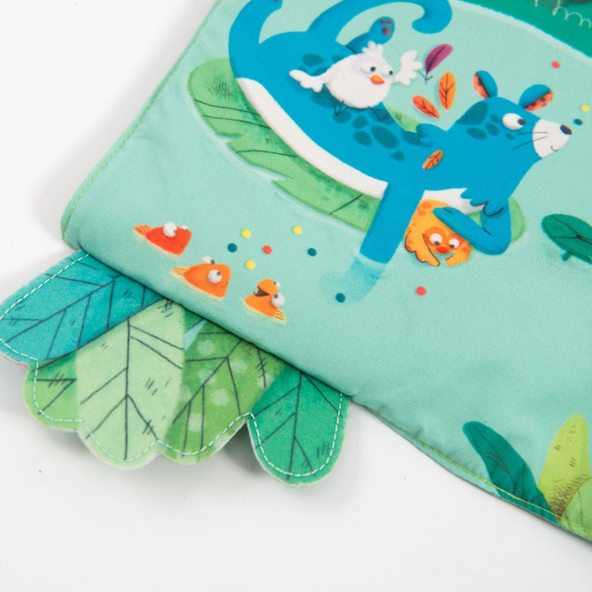 Ein zwitschernder Vogel begleitet die Kinder von Seite zu Seite und findet immer einen Platz im Bild. Die verschiedenen Materialien laden zum Fühlen ein und überall gibt es versteckte Details, die es zu entdecken gilt. Ein wunderschönes Stoffbuch, das alles Sinne anspricht. Ein wunderschönes Geschenk zur Geburt oder zur Taufe.
