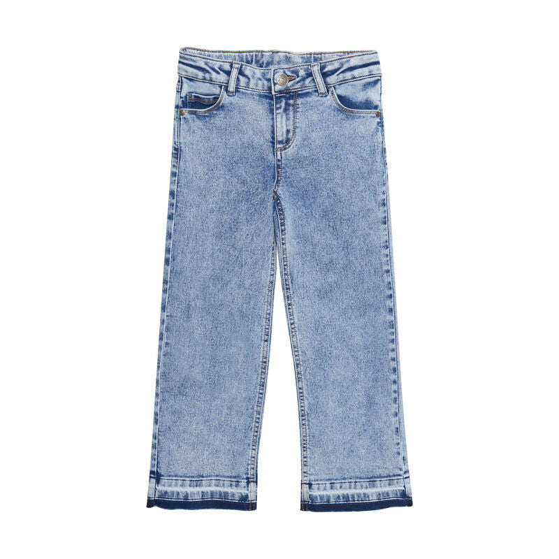 Eine sehr lässige Jeans, mit vielen Details. Sie ist eher weit und gerade geschnitten, das Beinende ist ausgefranst und leicht verwaschen. Die Jeans hat Hosentaschen vorne und hinten.