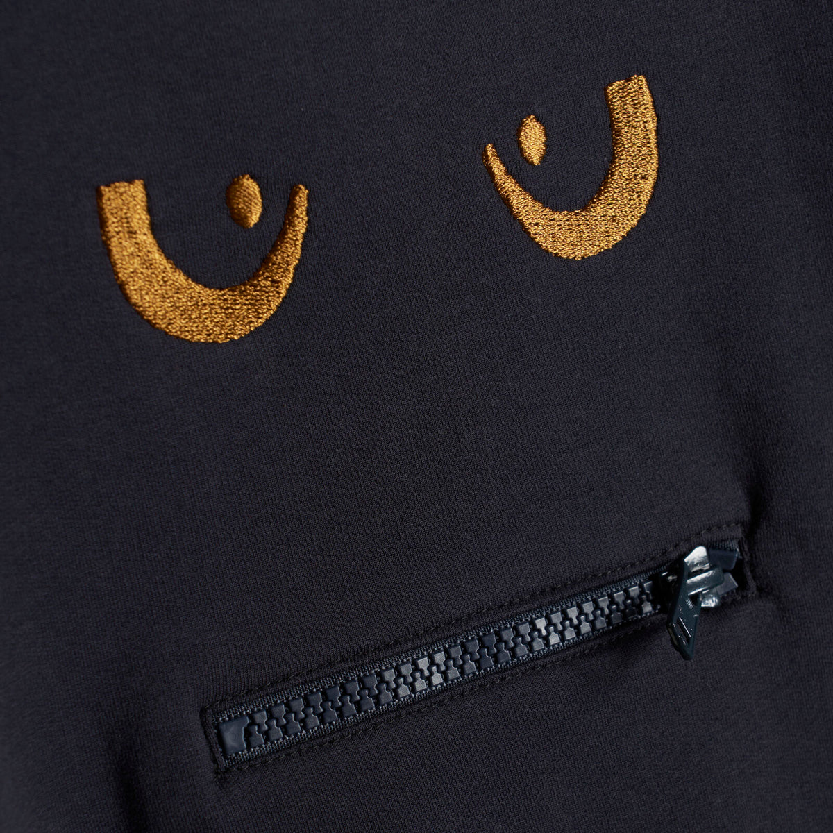 Ein tolles Sweatshirt mit einem Monster auf der Brust. Ein spezielles Detail, durch den Reißverschluss kann man die Zunge des Monsters hervorholen.