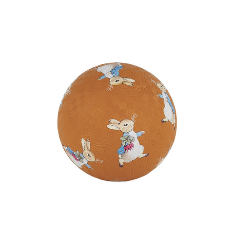 Außerdem eignet sich der Gummiball von Petit Jour besonders für kleine Kinder, denn er hat eine strukturierte Oberfläche, sodass er sich optimal greifen und halten lässt. Bedruckt ist er mit klaren, niedlichen Motiven.