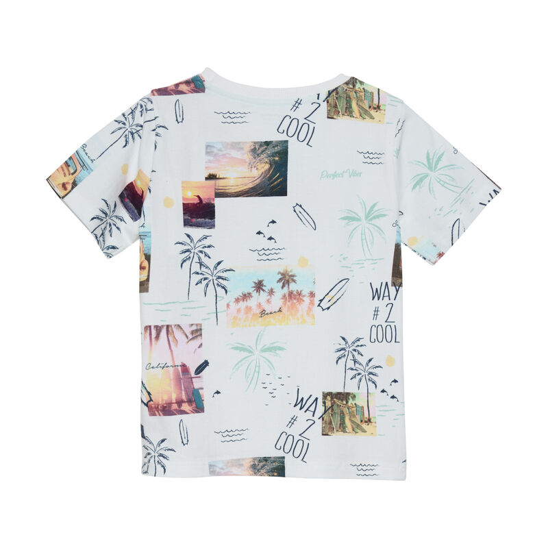 Das Shirt hat Palmen aufgedruckt und lauter kleine Details vom surfen. Es macht richtig gute Laune nach einem Tag am Strand. GOTS zertifiziert 