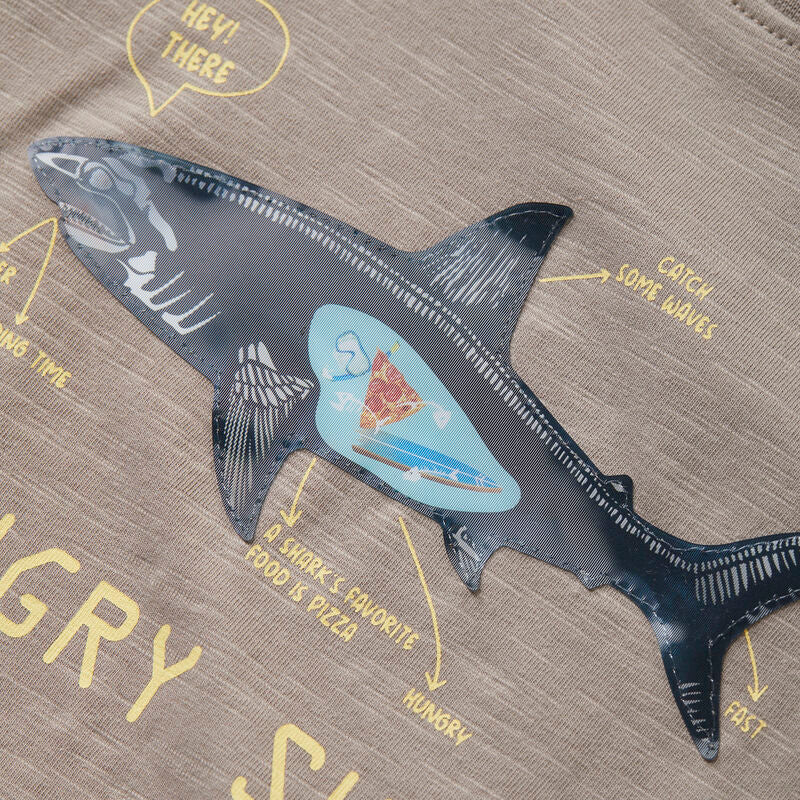 Das Shirt ist unifarben und hat einen Haifisch auf der Brust. Ein lustiges Shirt für alle Haifischfans.