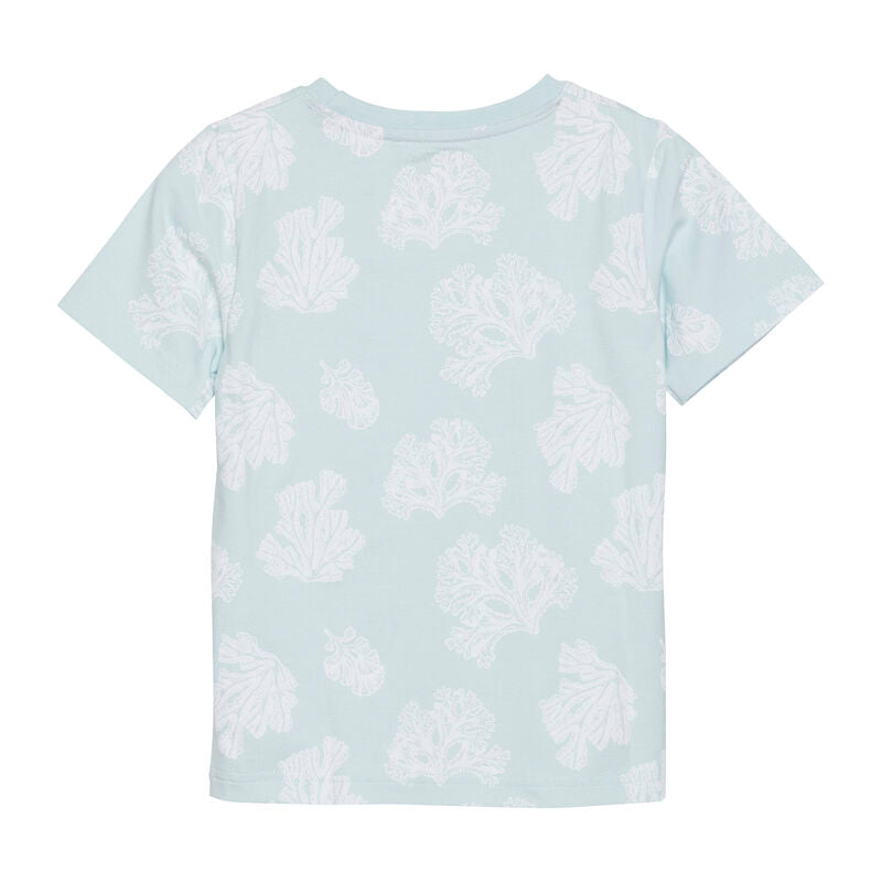 Das Shirt ist unifarben und hat Korallen aufgedruckt. Auf der linken Seite hat es einen Spruch aufgedruckt " Keep the sea plastic free ".
