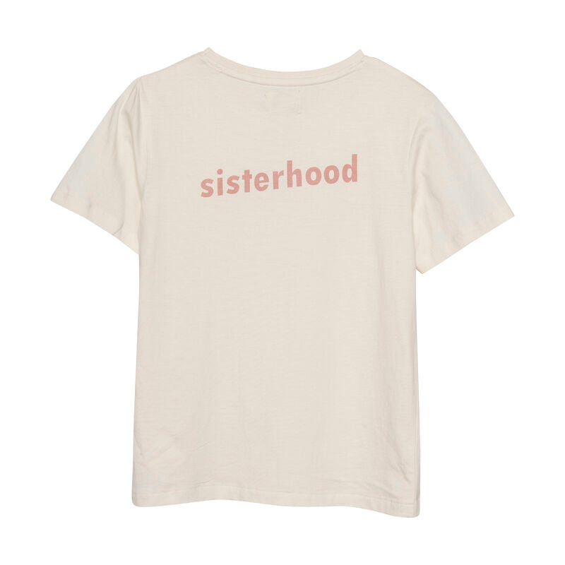 T-Shirt Sisterhood von Creamie Das T-Shirt hat auf der Rückseite " Sisterhood " aufgedruckt und auf der Vorderseite 2 Hände, die ein Herz formen. GOTS zertifiziert 