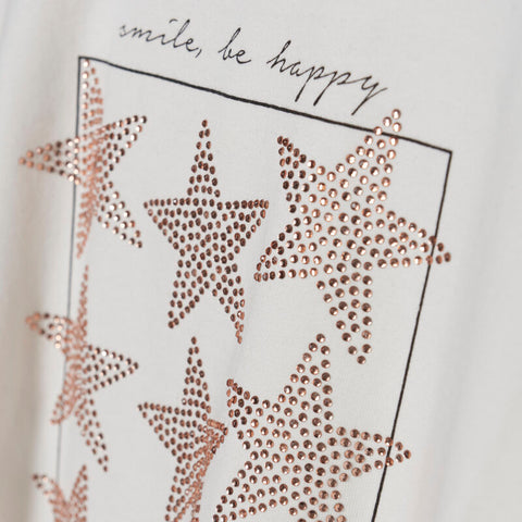 Das Shirt hat Glitzersteine zu einem Sternenmuster auf der Brust, mit dem Spruch "smile, be happy and spread kaindness" GOTS zertifiziert