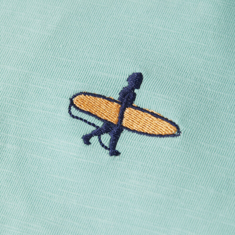 Das Shirt ist unifarben und hat einen kleinen Surfer mit Surfbrett auf der linken Seite. Auf der Rückseite steht Surf. Ein cooles Shirt für warme Sommertage.