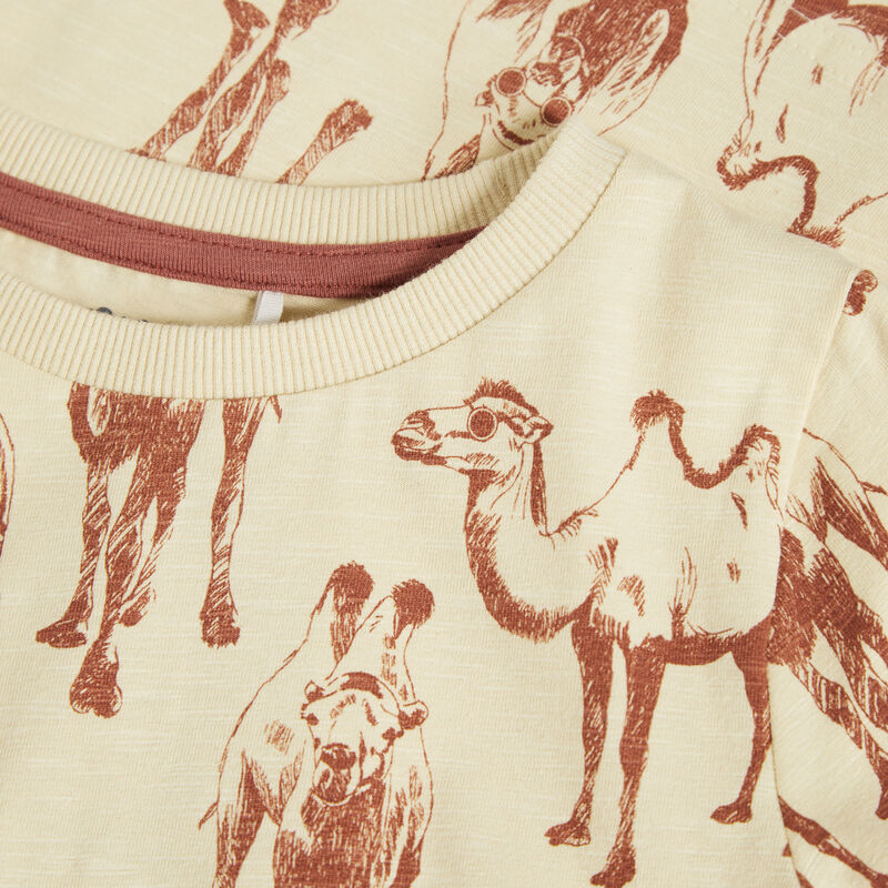 Das T-Shirt hat coole Kamele aufgedruckt, die eine Sonnenbrille tragen. Ein toller Artikel für Frühling / Sommer, der gute Laune verbreitet. 