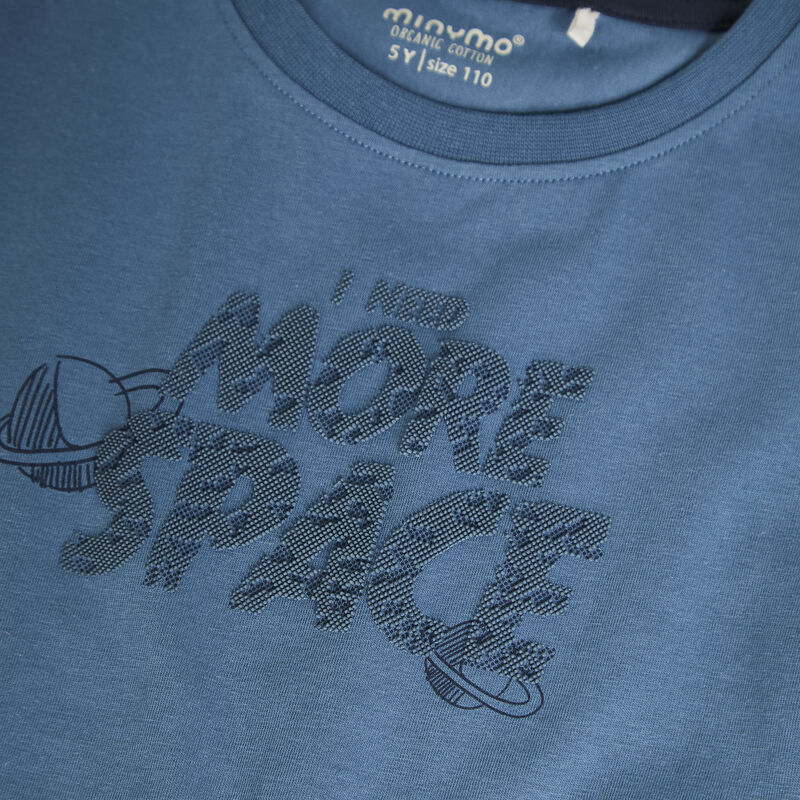 Das T-Shirt hat den 3D-Aufdruck "I need more Space". Ein toller Hingucker auf dem blauen T-Shirt. Für alle Weltraum-Fans. 