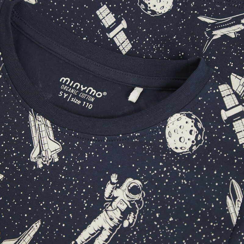 Das T-Shirt hat Astronauten, Planeten und Raumschiffe aufgedruckt, ein tolles Geschenk für alle Weltraum-Fans. Farbe: Blue Nights 