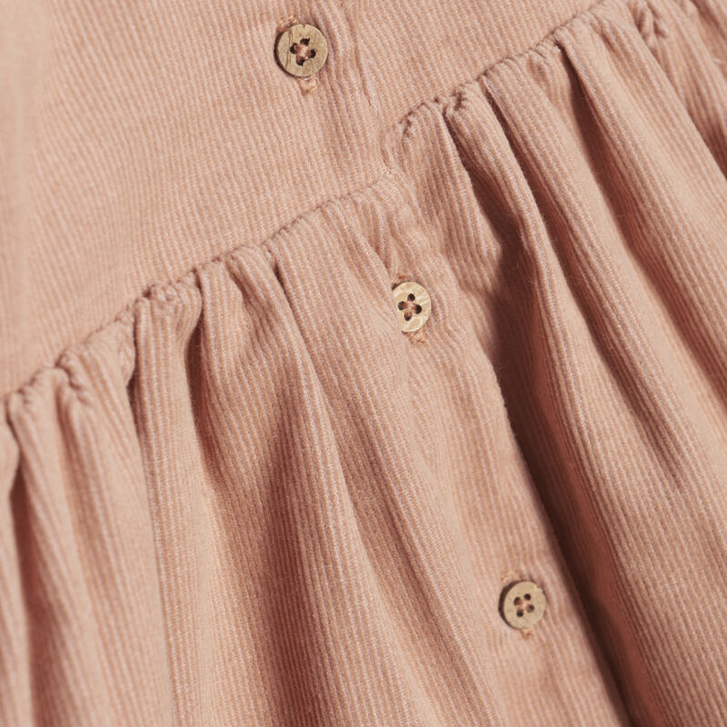 Das Kleid hat auf der Rückseite kleine, feine Knöpfe. Es hat Träger und an der Brust eine Raffung. Es ist aus weichem Kord. Ein tolles Kleid für besondere Anlässe oder auch als Babygeschenk.