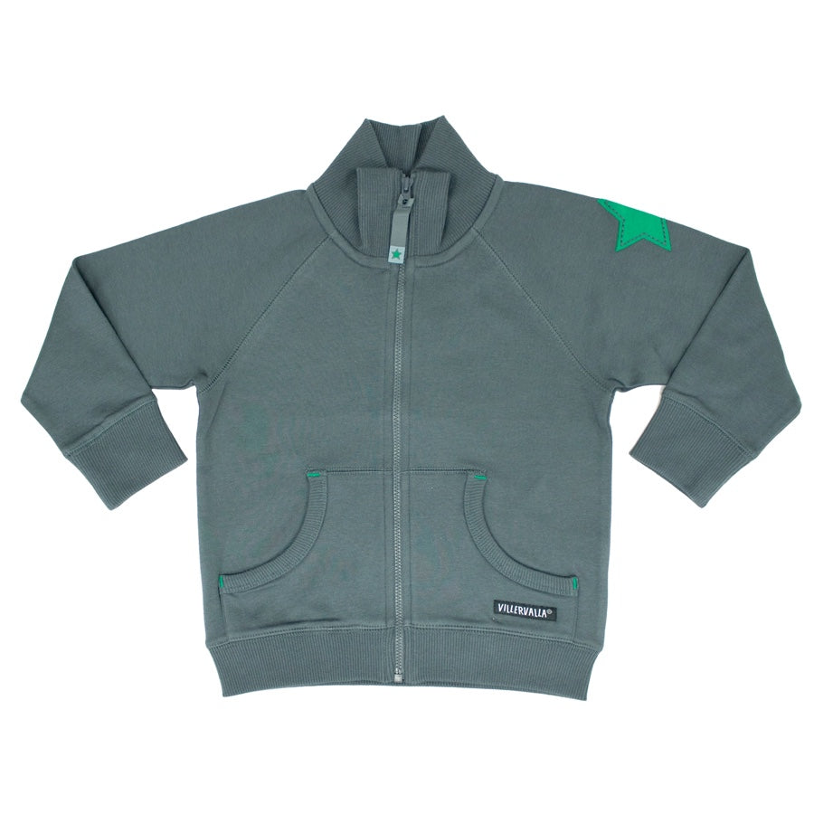 Weste mit Reißverschluss von Villervalla.  Weiche Trikotjacke mit Reißverschluss und Taschen vorne. Bündchen an Hals, Taille und Ärmelabschluss.  Pflege: Maschinenwäsche bei 40°  Material: 100% Baumwolle, OEKO-TEX® Standard 100 (21.HIN.52656) zertifiziert nach Hohenstein