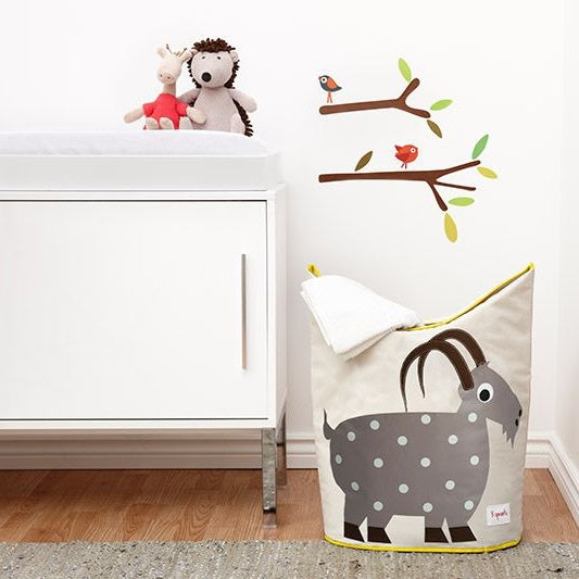 Der große Wäschekorb von 3 Sprouts punktet als praktisches Accessoire im Kinderzimmer. Zwei praktische Tragegriffe und Netzboden