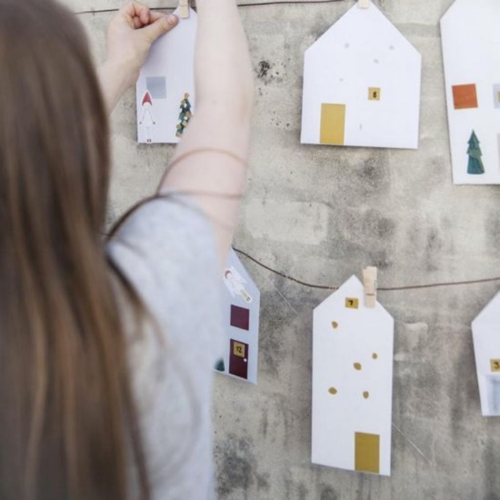 DIY Adventkalender aus der "Mini Makers" Reihe von Fabelab. Wunderschöne Tüten mit Stickern, zum verzieren, Band und 24 Holzklammern.      Material: Papier     Adventskalender im Stadt-Design zum selber basteln
