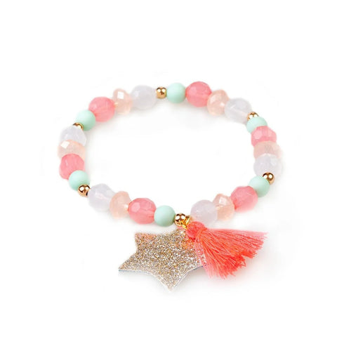 Tassel tastic! Dieses freche Armband verfügt über einen leuchtend orangefarbenen Quastenanhänger mit einem goldenen Glitzerstern, der für ein wenig Funkeln sorgt. Die mintfarbenen Perlenakzente sind das perfekte Pendant zu diesem modischen Accessoire!