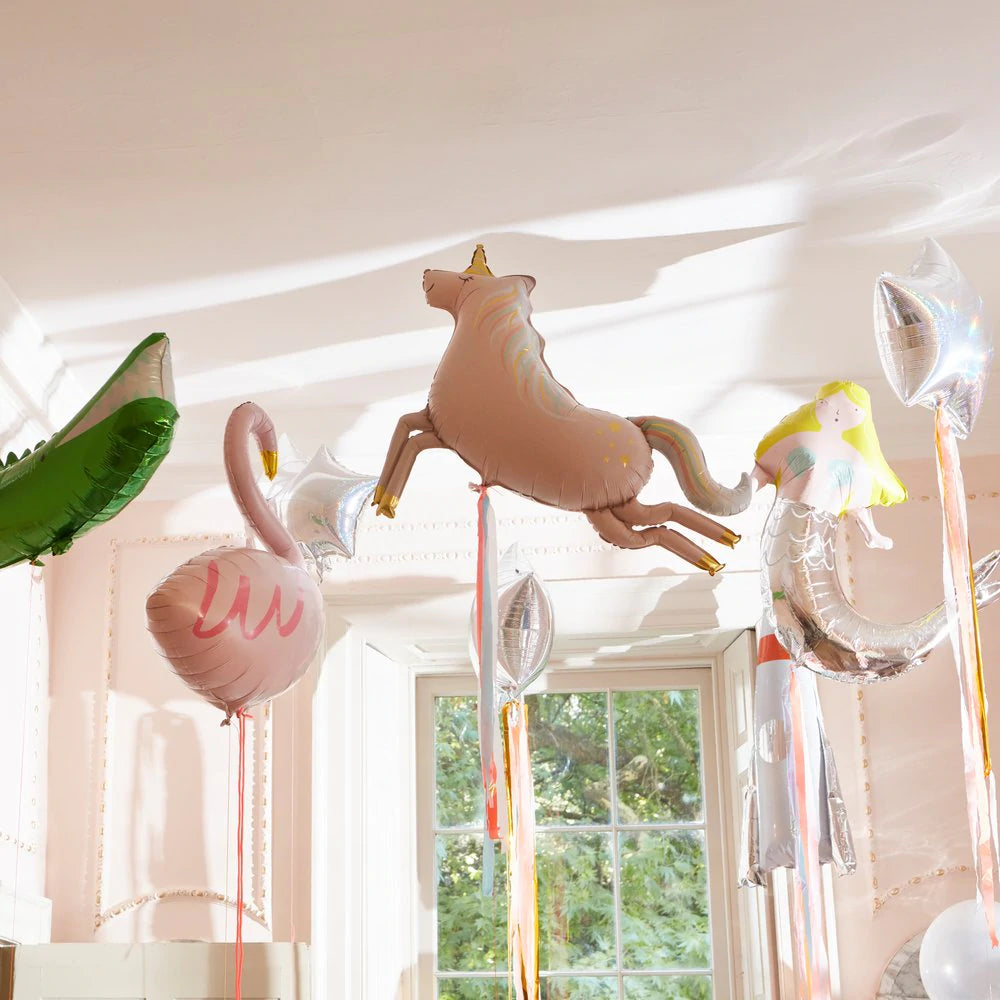 Schöner großer Ballon für kleine Einhornfans. Mit Helium gefüllt schwebt das magische Geschöpf und verziert jede Party! Wird mit buntem Krepppapier und 1,80 m Neonschnur geliefert.