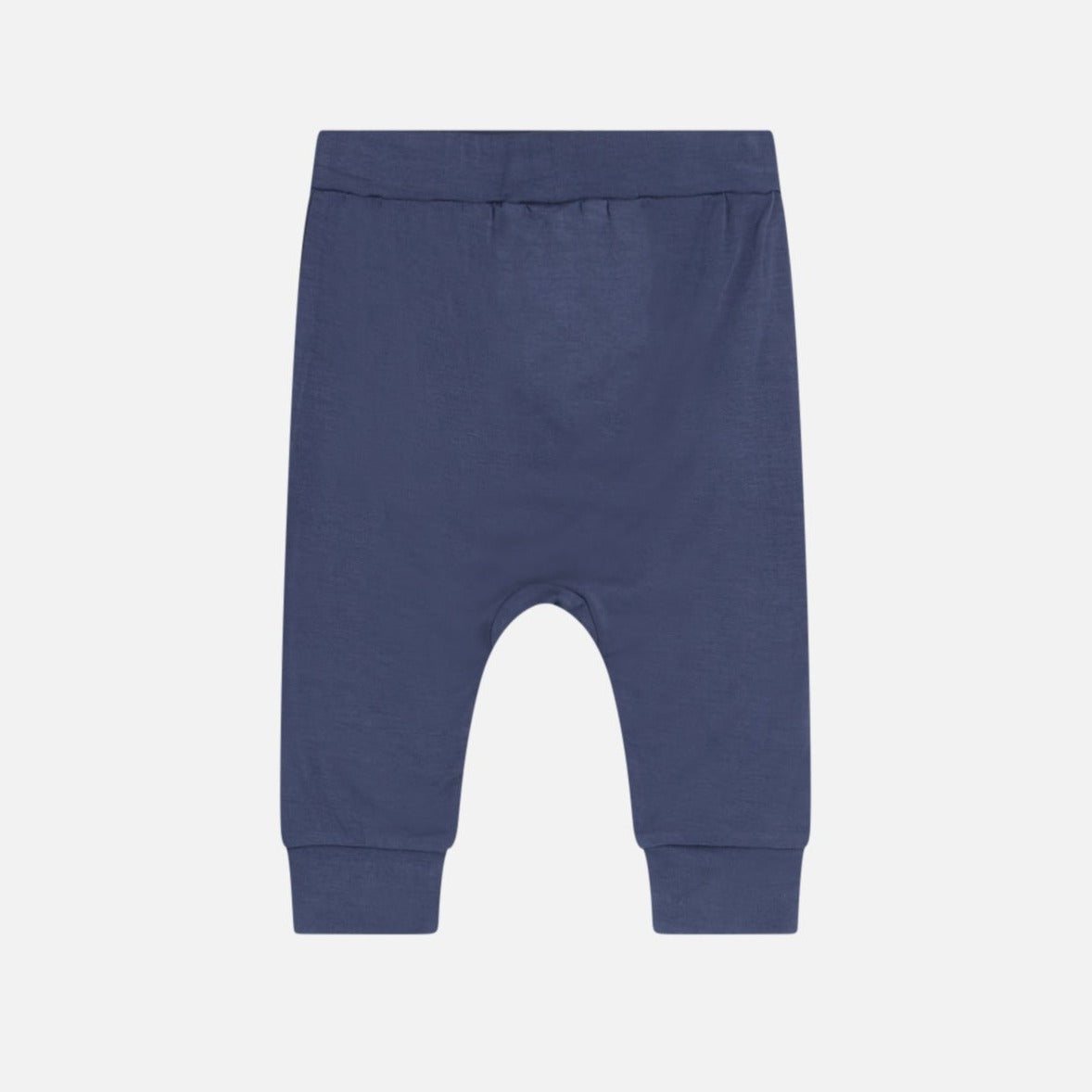 Die Jogginghose ist ist aus weicher Bambusfaser hergestellt. Sie hat ein angenehmes breites Bündchen an der Tailie und an den Beinen. Lockerer Schnitt - für optimale Bewegungsfreiheit. Toller Artikel für Sport, Tanz oder Freizeitaktivitäten, aber auch für den Alltag oder zum Schlafen. Ein toller Basicartikel, der in keinem Kleiderkasten fehlen sollte.