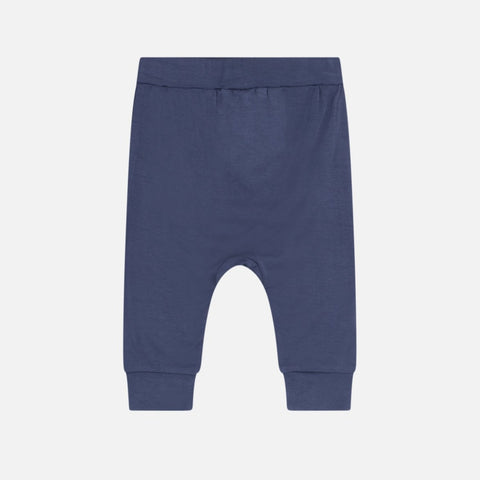 Die Jogginghose ist ist aus weicher Bambusfaser hergestellt. Sie hat ein angenehmes breites Bündchen an der Tailie und an den Beinen. Lockerer Schnitt - für optimale Bewegungsfreiheit. Toller Artikel für Sport, Tanz oder Freizeitaktivitäten, aber auch für den Alltag oder zum Schlafen. Ein toller Basicartikel, der in keinem Kleiderkasten fehlen sollte.