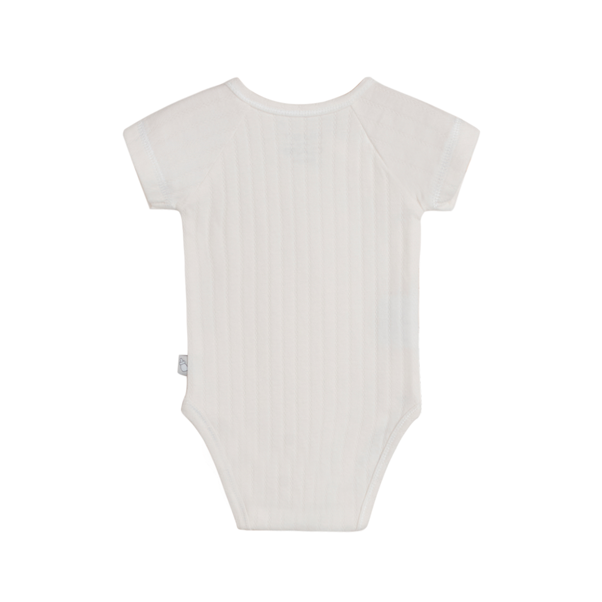 Der Wickelbody von Hust & Claire aus Baumwolle ist unifarben. Er hat Druckknöpfe seitlich durchgehend und am Schritt, die ein an-und auskleiden bei den Neugeborenen sehr einfach gestalten. Material: 100% Baumwolle GOTS zertifiziert Der Wickelbody kurzarm Bobbie // Ivory ist bei 40 Grad waschbar. Links waschen. Keinen Weichspüler verwend
