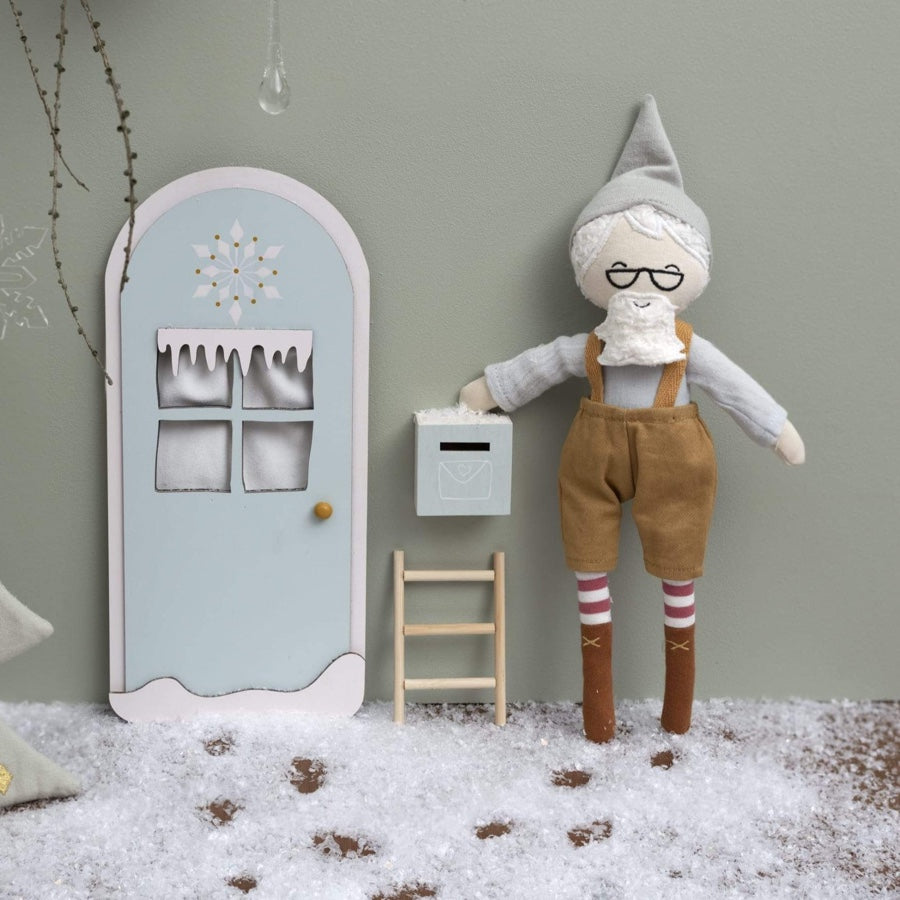 Die Fabelab Elfenpuppe Opa ist aus seinem Geheimversteck auf dem Dachboden gekommen, um Weihnachtsgeschichten zu erzählen und "hygge" (und ein bisschen Unfug!) für Ihre Kleinen zu verbreiten!