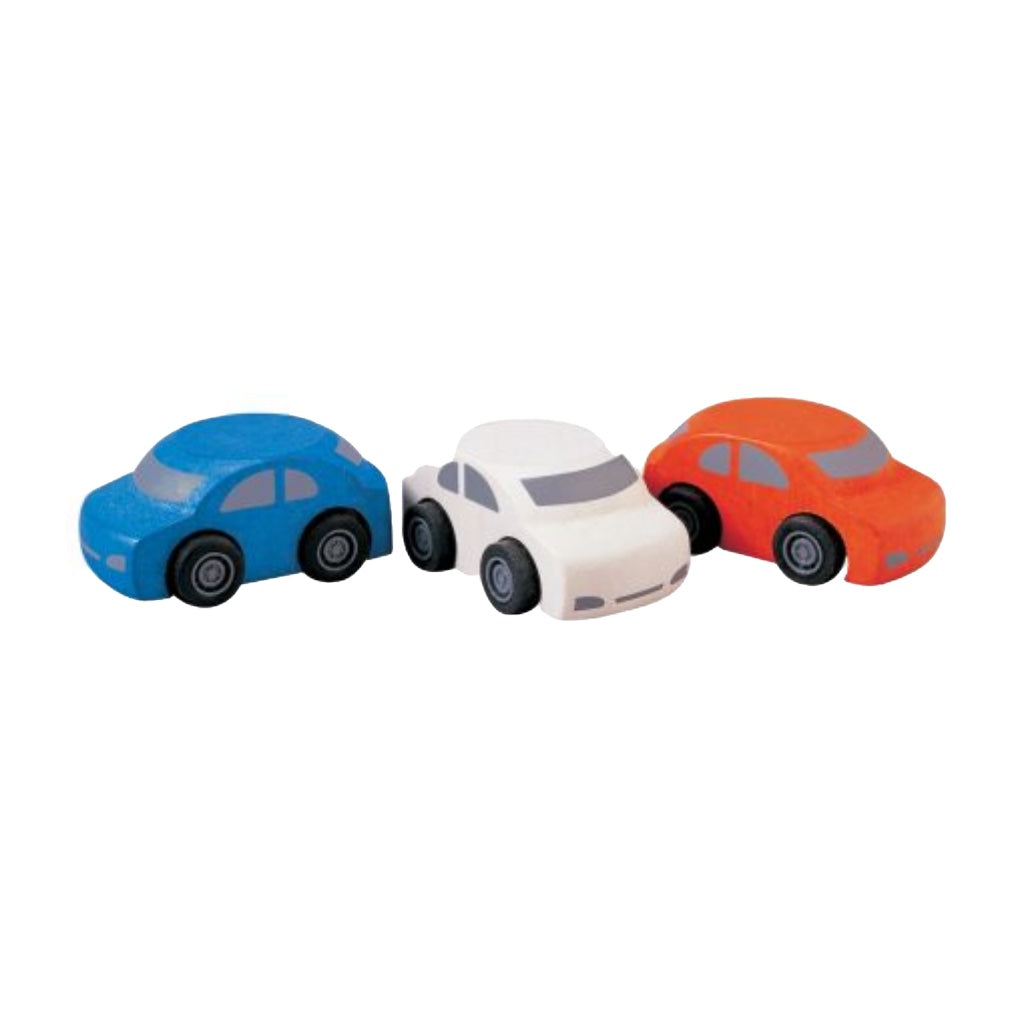 Family Cars aus Holz von Plan Toys in drei Farben.  Ermutige Kinder, mit diesem Fahrzeug-Set zu einer imaginären Reise durch die Welt zu düsen. Kompatibel mit PlanToys Road & Rail-Sets. 
