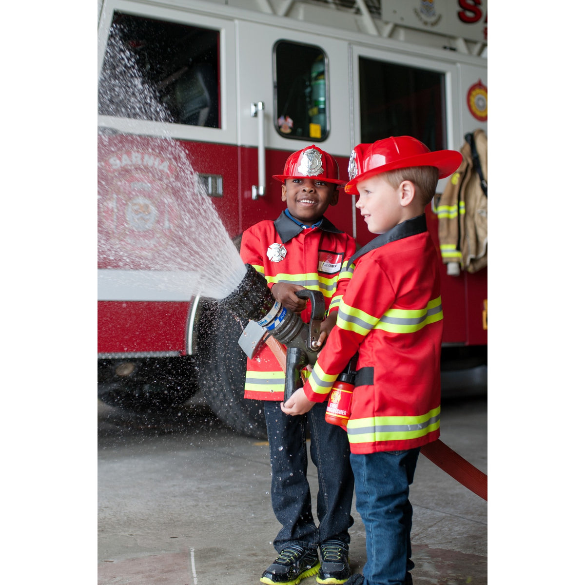 Schlage Alarm! In diesem kompletten Feuerwehr-Outfit kannst du wilde Brände bekämpfen. Mit diesem kompletten 5-teiligen Verkleidungs- und Spielset siehst du richtig aus.