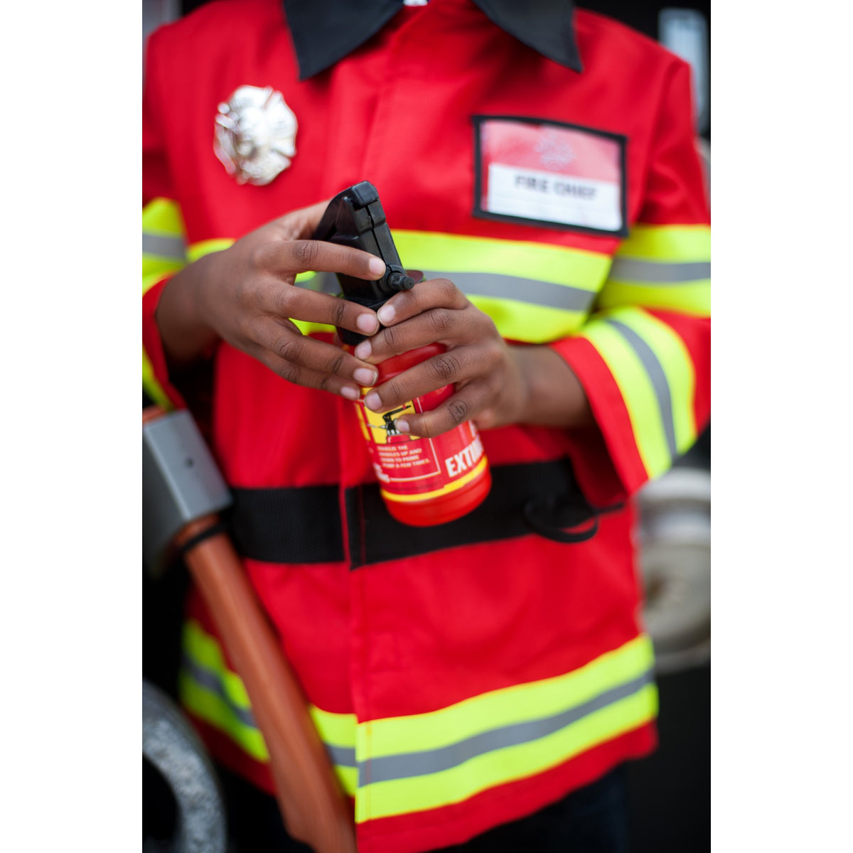 Schlage Alarm! In diesem kompletten Feuerwehr-Outfit kannst du wilde Brände bekämpfen. Mit diesem kompletten 5-teiligen Verkleidungs- und Spielset siehst du richtig aus.