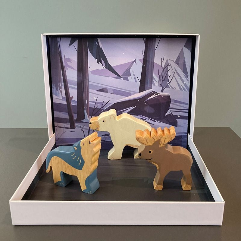 Das 3-teilige Holztier-Set Tiere der Arktis besteht aus Eisbär, Elch und Wolf. Das Set ist eine schöne und nachhaltige Geschenkidee für Kinder. Hergestellt aus Fairtrade-Kautschukbaumholz, handgefertigt und handbemalt - jedes Tier ein Unikat - genauso wie in der Natur. Plastikfrei, vegan und schadstofffrei. Zur Bemalung wurden nur FDA-geprüfte und mineralienbasierte Farben verwendet