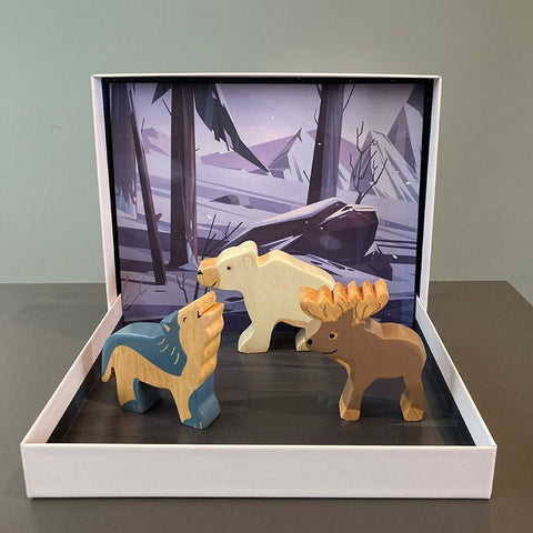 Das 3-teilige Holztier-Set Tiere der Arktis besteht aus Eisbär, Elch und Wolf. Das Set ist eine schöne und nachhaltige Geschenkidee für Kinder. Hergestellt aus Fairtrade-Kautschukbaumholz, handgefertigt und handbemalt - jedes Tier ein Unikat - genauso wie in der Natur. Plastikfrei, vegan und schadstofffrei. Zur Bemalung wurden nur FDA-geprüfte und mineralienbasierte Farben verwendet