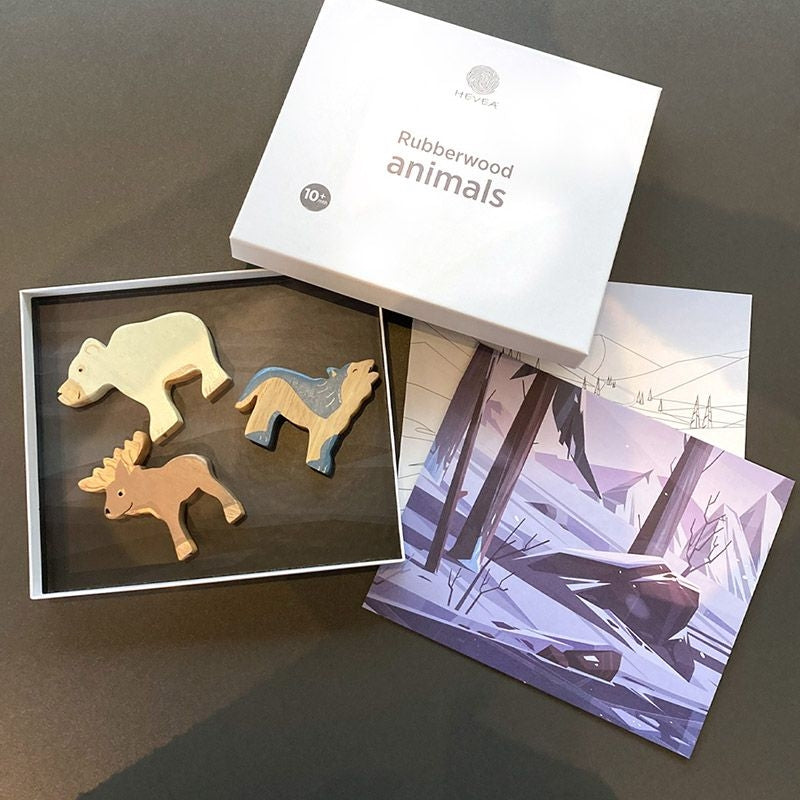 Das 3-teilige Holztier-Set Tiere der Arktis besteht aus Eisbär, Elch und Wolf. Das Set ist eine schöne und nachhaltige Geschenkidee für Kinder. Hergestellt aus Fairtrade-Kautschukbaumholz, handgefertigt und handbemalt - jedes Tier ein Unikat - genauso wie in der Natur. Plastikfrei, vegan und schadstofffrei. Zur Bemalung wurden nur FDA-geprüfte und mineralienbasierte Farben verwendet