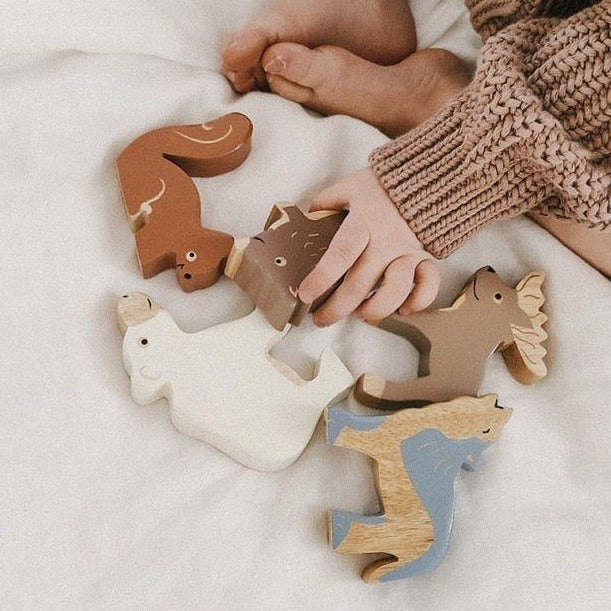 Das 3-teilige Holztier-Set Tiere der Arktis besteht aus Eisbär, Elch und Wolf. Das Set ist eine schöne und nachhaltige Geschenkidee für Kinder. Hergestellt aus Fairtrade-Kautschukbaumholz, handgefertigt und handbemalt - jedes Tier ein Unikat - genauso wie in der Natur. Plastikfrei, vegan und schadstofffrei. Zur Bemalung wurden nur FDA-geprüfte und mineralienbasierte Farben verwendet