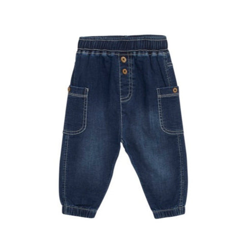 Die Jeans von Hust & Claire aus Baumwolle hat einen gerafften Bund und eine Knopfleiste. Es befinden sich auch noch 2 Seitentaschen an den Beinen. Ein sehr bequemer Schnitt für kleine Krabbelkinder.