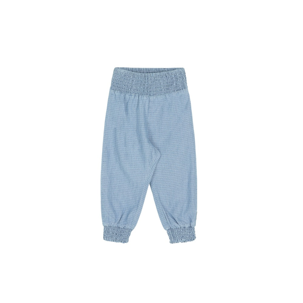 Die Hose von Hust & Claire aus Baumwolle hat einen angenehmen Gummibund mit Raffung, sowie auch an den Beinbündchen. Durch die Waschung wirkt sie wie eine Jeans, ist aber total angenehm weich. Material: 100% Baumwolle Die Trousers Trinea// Washed denim ist bei 40 Grad waschbar. Links waschen. 