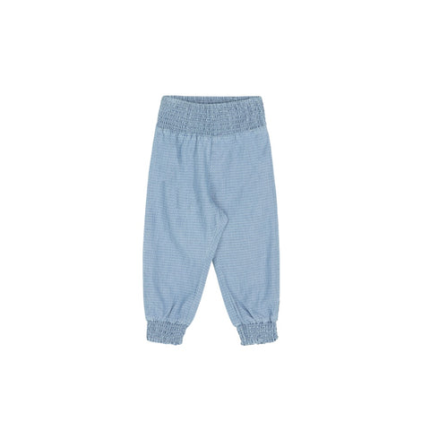 Die Hose von Hust & Claire aus Baumwolle hat einen angenehmen Gummibund mit Raffung, sowie auch an den Beinbündchen. Durch die Waschung wirkt sie wie eine Jeans, ist aber total angenehm weich. Material: 100% Baumwolle Die Trousers Trinea// Washed denim ist bei 40 Grad waschbar. Links waschen. 