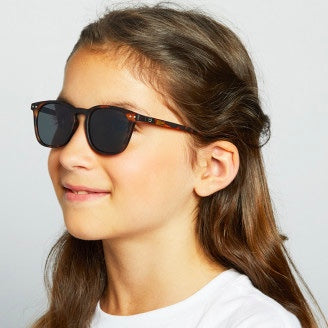 IZIPIZI schützt Kinderaugen mit der Kollektion #SUN Junior. Die Brillen sind perfekte Begleiter an sonnigen Tagen für stilbewusste Mädchen und Jungen von 5 bis 10 Jahren – mit 100 % UV-Filter der Kategorie 3 für optimalen Schutz.