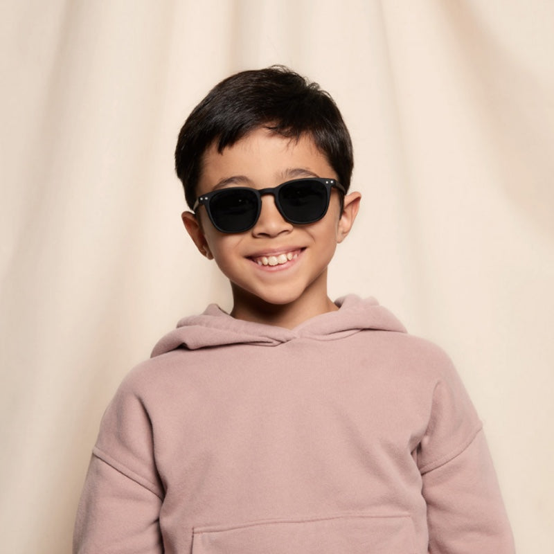 IZIPIZI schützt Kinderaugen mit der Kollektion #SUN Junior. Die Brillen sind perfekte Begleiter an sonnigen Tagen für stilbewusste Mädchen und Jungen von 5 bis 10 Jahren – mit 100 % UV-Filter der Kategorie 3 für optimalen Schutz.
