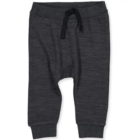 Jogginghose aus Merinowolle für Mädchen und Jungen. Elastische an der Taille sorgt für eine gute Passform. Das Kind wird durch diese Merinohose warm gehalten. Die Hose hat viel Stretch im Stoff. Es wird empfohlen, sie im Wollprogramm zu waschen, um die gute Qualität zu erhalten.