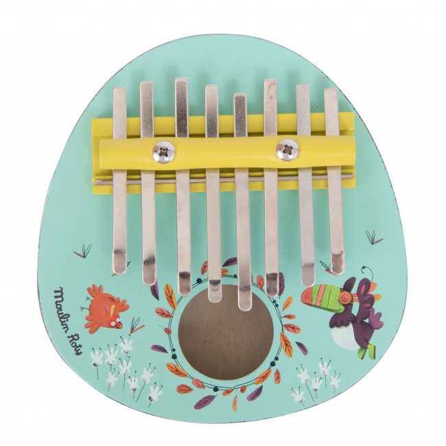 Bemaltes Kalimba-Daumenklavier aus Holz mit Metalltasten, mit hellen und farbenfrohen Illustrationen von Pakou, dem Tukan, inmitten von Dschungelblumen und Federn. Die sanften Klänge helfen den Kleinen, ihren eigenen Rhythmus und ihre motorischen Fähigkeiten zu entwickeln und gleichzeitig etwas über Musik zu lernen.