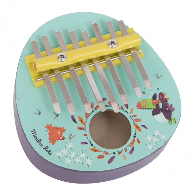 Bemaltes Kalimba-Daumenklavier aus Holz mit Metalltasten, mit hellen und farbenfrohen Illustrationen von Pakou, dem Tukan, inmitten von Dschungelblumen und Federn. Die sanften Klänge helfen den Kleinen, ihren eigenen Rhythmus und ihre motorischen Fähigkeiten zu entwickeln und gleichzeitig etwas über Musik zu lernen.