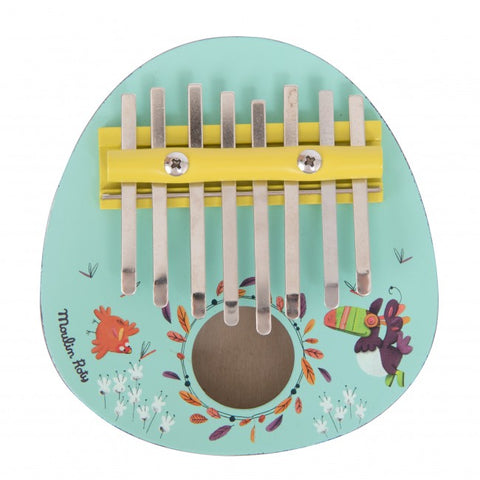 Bemaltes Kalimba-Daumenklavier aus Holz mit Metalltasten, mit hellen und farbenfrohen Illustrationen von Pakou, dem Tukan, inmitten von Dschungelblumen und Federn. Die sanften Klänge helfen den Kleinen, ihren eigenen Rhythmus und ihre motorischen Fähigkeiten zu entwickeln und gleichzeitig etwas über Musik zu lernen.