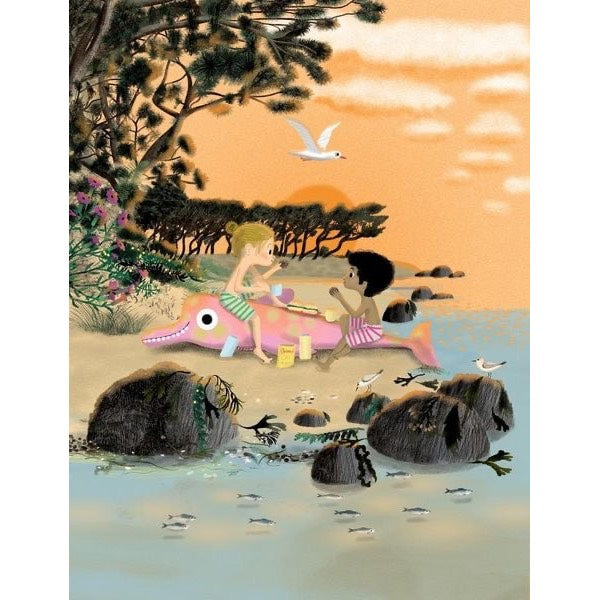 Endlich ist der Sommer da! Und Kalles und Elsas lang ersehnter Tag am Meer. Die Wellen glitzern, der Sand ist zuckerig weich. Sie haben zum Glück an alles gedacht: Den Delfin zum Aufblasen, den Sonnenschirm, Saft, Proviant und … das Allerwichtigste: Schaufeln! Also los! Das Loch am Strand wird immer tiefer und größer und mit ihm das Abenteuer.