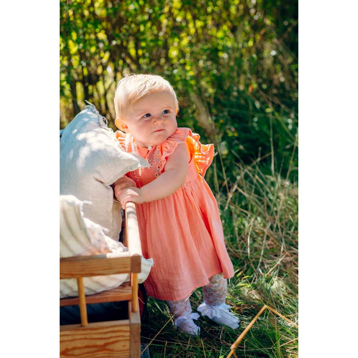 Das Kleid ist unifarben und hat eine sehr schöne, dezente Blumenstickerei an der Brust. Es hat seitlich an der Schulter Rüschchen. Es hat auf der Rückseite einen Reißverschluss. Ein wunderschönes Kleid für besondere Anlässe. Es ist aus weichem Musselinstoff.