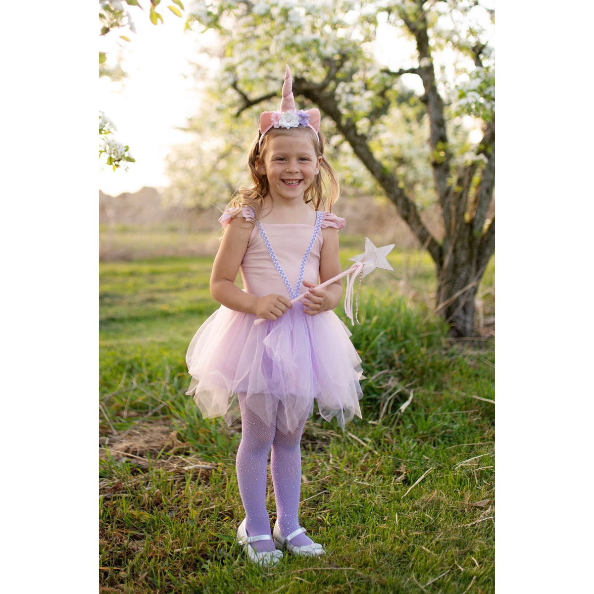 In unserem Set aus schimmerndem Einhornkleid und Stirnband siehst du aus und fühlst dich so magisch wie ein Einhorn. Das Set besteht aus einem zartrosa Kleid mit gerüschten Ärmeln, lilafarbenen Verzierungen und einem voluminösen Tüllrock sowie einem geblümten Einhorn-Stirnband.