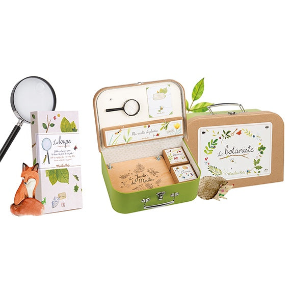 Mit der großen Lupe  aus Metall können Kinder spannende Entdeckungstouren durch den Garten, Wald und Park starten. Aber auch im Kinderzimmer und im Haus kann der Nachwuchs geheimnisvolle Spuren verfolgen. Die Lupe kann auf 2 unterschiedliche Weisen vergrößern, so bleiben auch kleinste Details nicht unentdeckt.