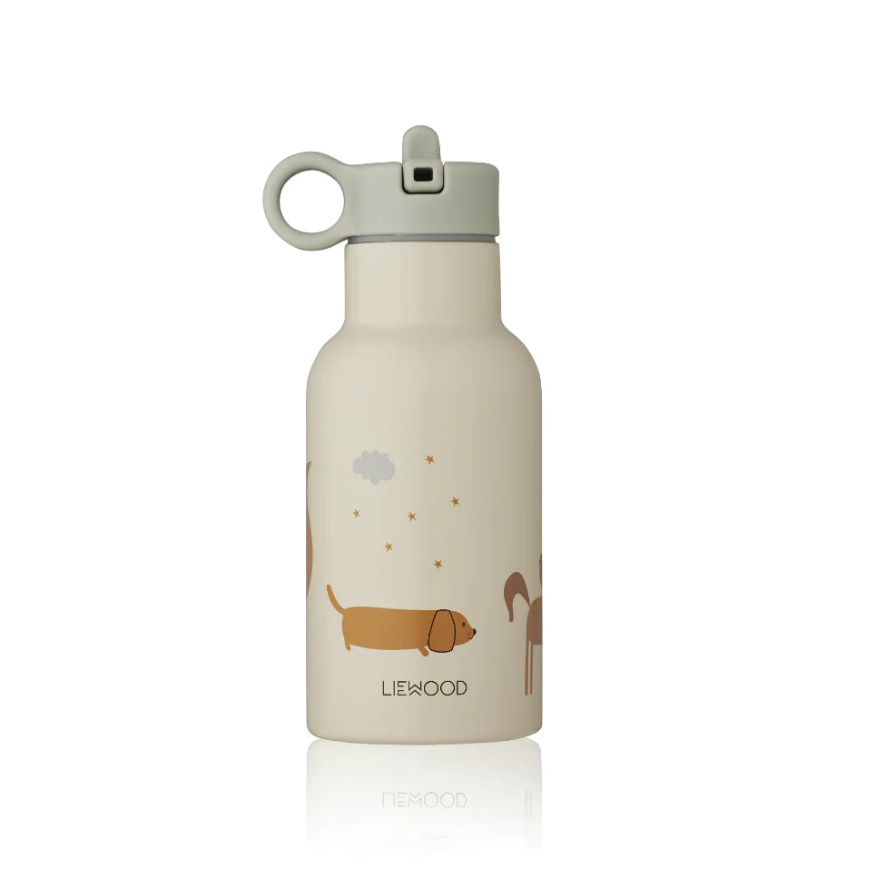 Supercoole Trinkflasche mit Thermalfunktion von Liewood. Die Flasche hält Flüssigkeiten bis zu 12 h warm und bis zu 24 h kalt.    Inkl. zwei Deckel und Reinigungsbürste   