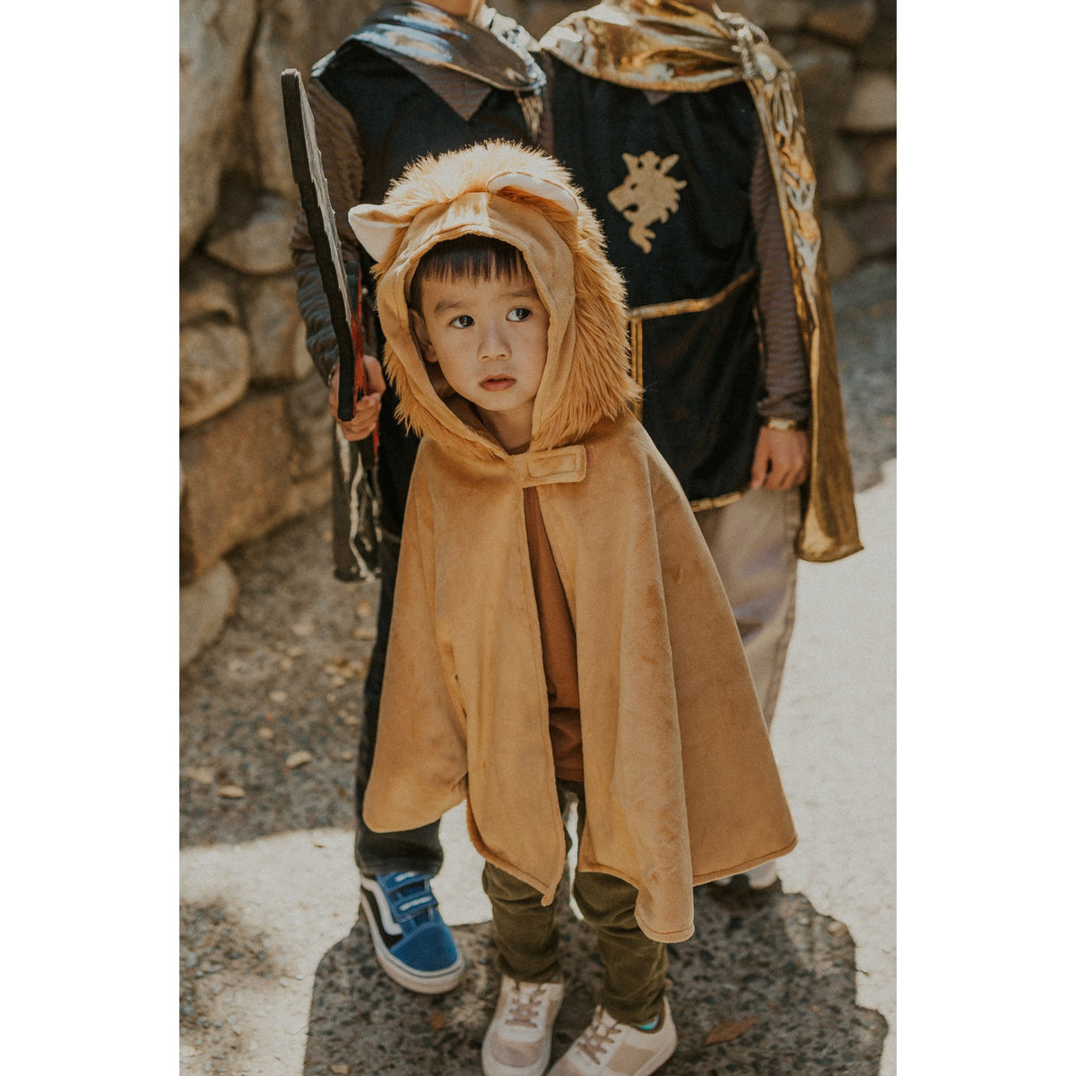 Der König des Dschungels zu sein, war noch nie so niedlich! Dieses bezaubernde Löwen-Kleinkind-Cape hat einen Klettverschluss, weiches und bequemes Material mit einer vollen Mähne, bereit für alle "Brüller" beim Spielen. Zwei niedliche Ohren vervollständigen den Löwenlook auf der leicht auf- und abziehbaren Kapuze.